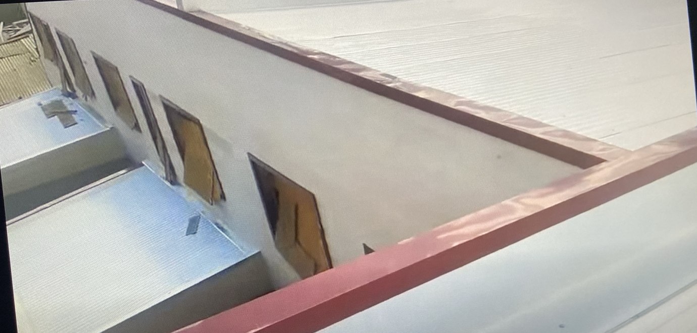 Trabajo real de terminaciones metálicas en una techumbre; fotografía recortada para quitar la interfaz de la pantalla